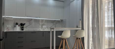Réfrigérateur, micro-ondes, four, plaque de cuisson