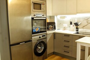 Réfrigérateur, micro-ondes, four, plaque de cuisson