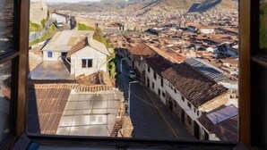A view from a window overlooking a cityscape with buildings and hills. - Bosco Hotel Boutique (Cusco)