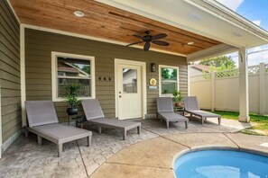 Terrace/patio - The Paper Plane: Pool|Sauna|Poker Room|Sleeps 8 (Dayton)