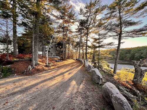 Coastal cottage on Robinhood Cove-Peaceful waterfront retreat