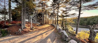 Coastal cottage on Robinhood Cove-Peaceful waterfront retreat