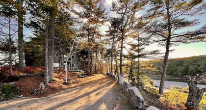 Coastal cottage on Robinhood Cove-Peaceful waterfront retreat