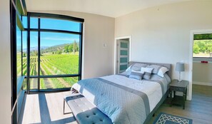 2 bedrooms, desk, iron/ironing board, free WiFi - Luxury Guest Suite at Moraine Winery with Vineyard and Lake Views (Penticton)