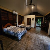 Espacio para trabajar con laptop y wifi gratis 
