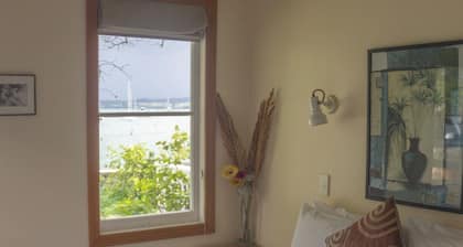 On the absolute waterfront of Kororareka Russell with magnificent views