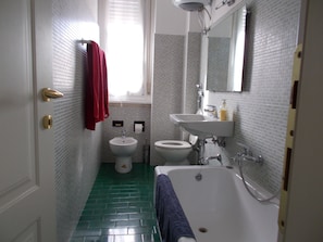 Haartrockner, Bidet, Handtücher, Seife