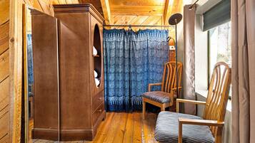 2 slaapkamers, een bureau, een strijkplank/strijkijzer, wifi