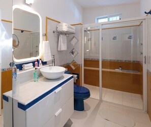 Dusche, Haartrockner, Handtücher, Seife
