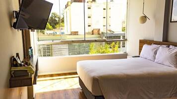 Zimmersafe, Schreibtisch, laptopgeeigneter Arbeitsplatz