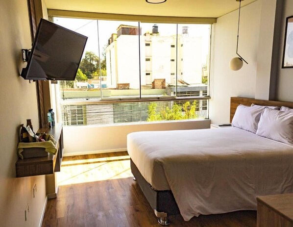 In-room safe, desk, laptop workspace, free WiFi - HUB HOTELS (Arequipa)