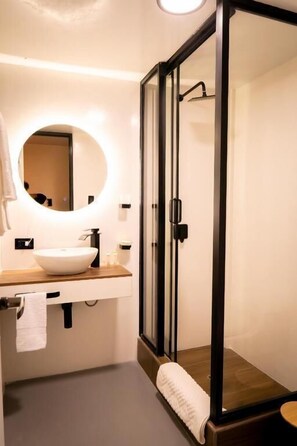 In-room safe, desk, laptop workspace, free WiFi - HUB HOTELS (Arequipa)