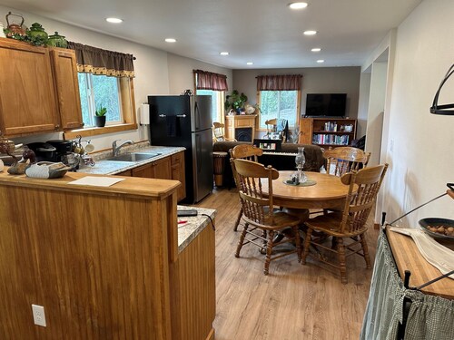 Misty Mountain View - Sterling Two Bedroom Apartment