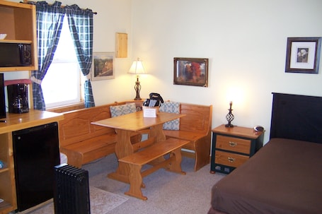 1 bedroom, iron/ironing board, WiFi, wheelchair access. Cozy Campground Cabin Cottage with WiFi and AC in charming Greybull