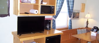 Cozy Campground Cabin Cottage with WiFi and AC in charming Greybull