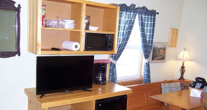 Cozy Campground Cabin Cottage with WiFi and AC in charming Greybull