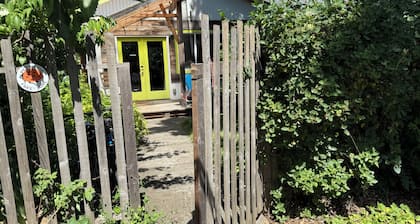 Charming cottage in walkable/ bikable ‘hood to shops and restaurants w/ WiFi, AC