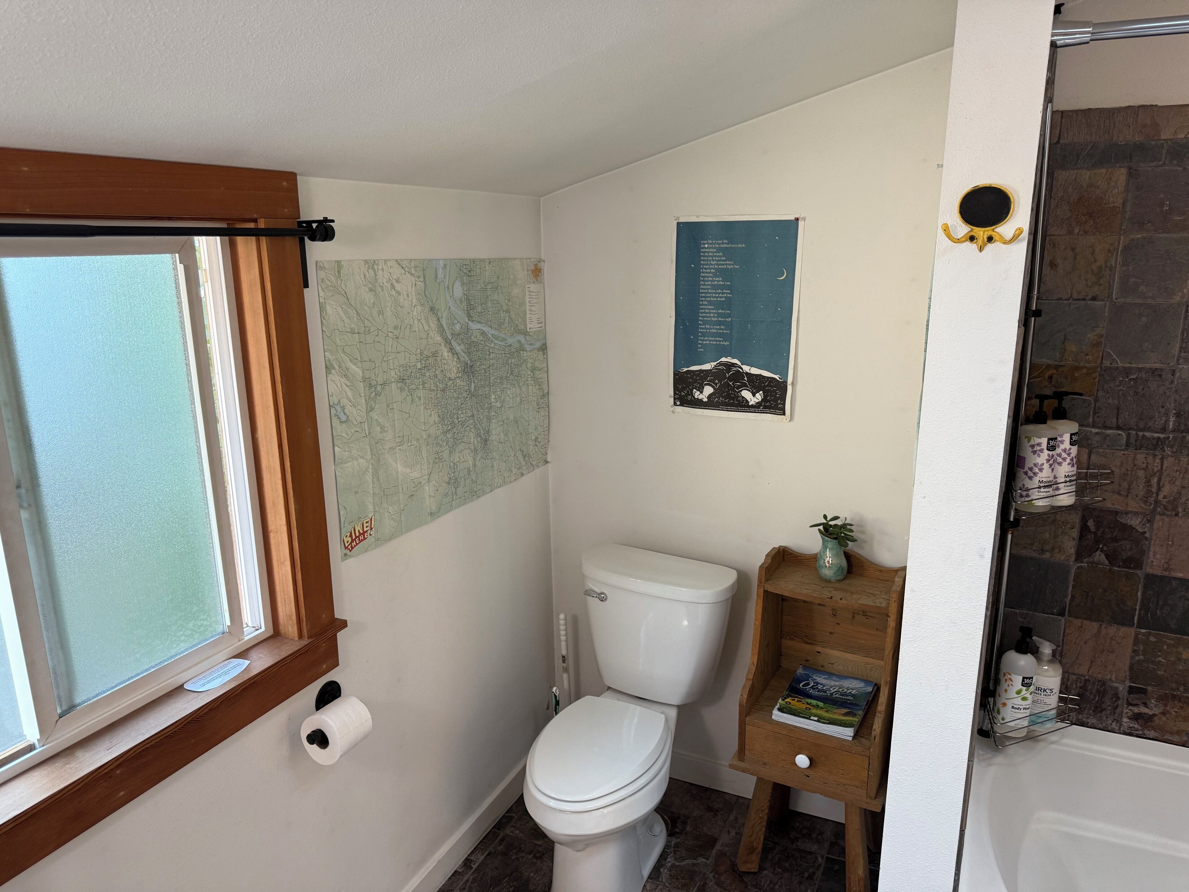 Haartrockner, Handtücher, Seife, Toilettenpapier