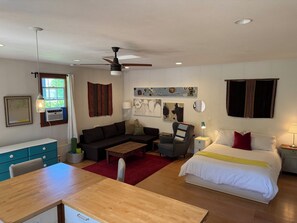 1 bedroom, iron/ironing board, travel cot, free WiFi - Charming cottage in walkable/ bikable ‘hood to shops and restaurants w/ WiFi, AC (Portland)