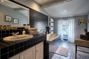 Suihku, hiustenkuivaaja, pyyhkeet, saippua