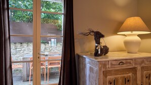 Un meuble en bois surmonté d’une lampe et d’un objet décoratif.