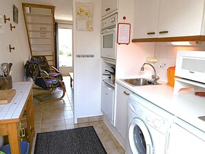 Kylskåp, mikrovågsugn, brödrost och grytor/köksredskap
