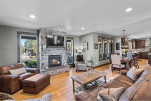 Smart-TV, Kamin, Bücher, Stereoanlage