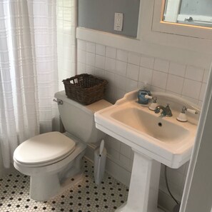 Douche, sèche-cheveux, serviettes fournies, savon