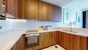 Réfrigérateur, micro-ondes, four, plaque de cuisson