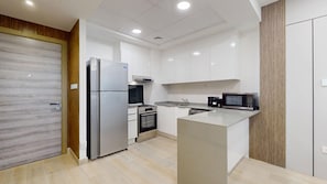 Frigorifero, microonde, forno, piano cottura