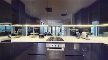 Frigorifero, microonde, forno, piano cottura