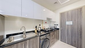 Geladeira, micro-ondas, cooktop, cafeteira/chaleira