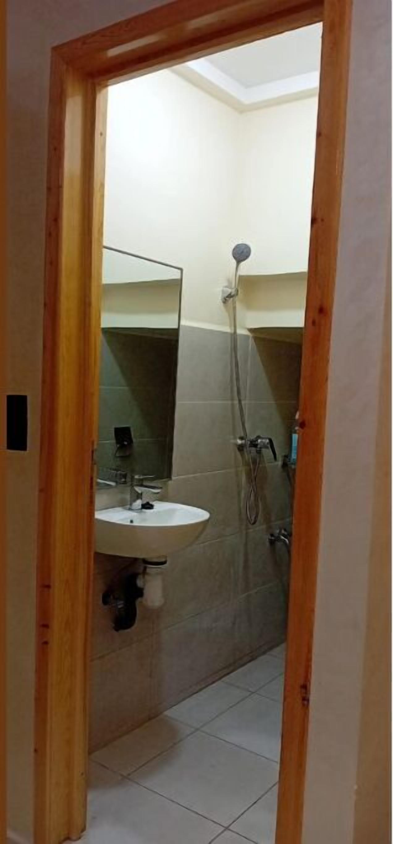 Shower, towels, toilet paper