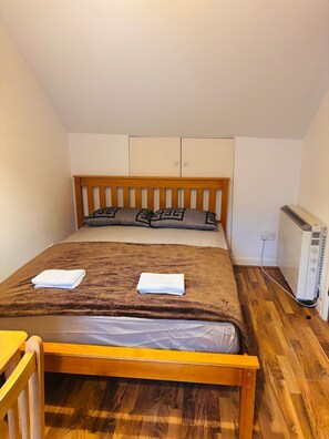 1 bedroom, bed sheets