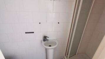 Secador de pelo, toallas, jabón y papel higiénico
