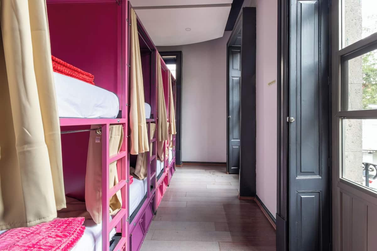 Dormitorio condiviso Standard, per sole donne | Una cassaforte in camera, tende oscuranti, ferro/asse da stiro