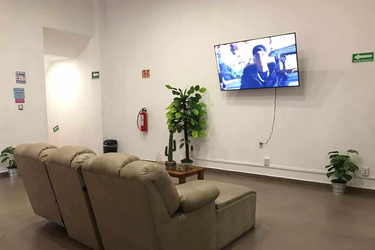 Smart TV 60 pollici con canali digitali, Netflix, film pay-per-view