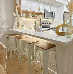 Fridge, microwave, oven, stovetop - Lakefront │ Breakfast │ 3min to Beach │ Golf Nearby │ Quiet │70" TVs│ Pickleball (Naples)