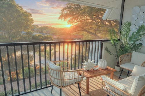 Lux Lakefront │Beach 3MIN Drive │ Resort Amenities │Pickleball │70" TVs │ Golf