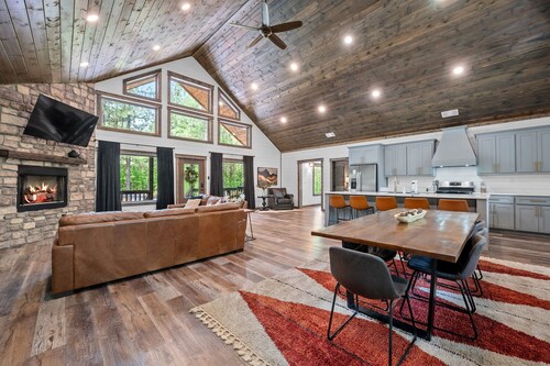 Secluded & Creekside! XL Deck | Shuffleboard, Ping Pong, Air Hockey