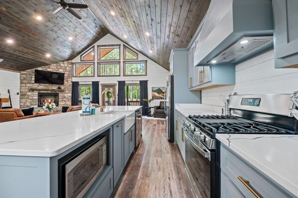 Kjøleskap, mikrobølgeovn, ovn og kokeplater