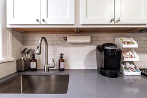 Fridge, microwave, oven, stovetop - Near UPMC, CMU, Pitt & Walnut + Free Parking (Pittsburgh)