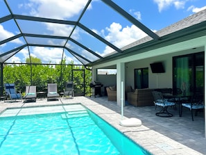 Outdoor pool, a heated pool - Pelican Paradise~SW Cape 3BR Pool Home by Sun Splash Waterpark (Cape Coral)
