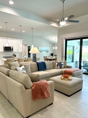 Smart TV - Pelican Paradise~SW Cape 3BR Pool Home by Sun Splash Waterpark (Cape Coral)