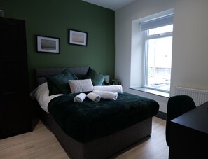 1 slaapkamer, een strijkplank/strijkijzer, wifi, beddengoed