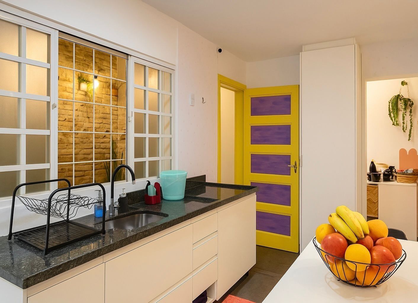 Quarto casal clássico | Cozinha privada | Micro-ondas, cooktop, talheres/pratos/utensílios de cozinha