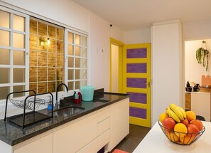 Quarto casal clássico | Cozinha privada | Micro-ondas, cooktop, talheres/pratos/utensílios de cozinha