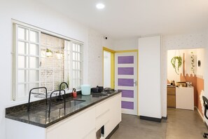 Micro-ondas, cooktop, talheres/pratos/utensílios de cozinha