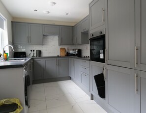 Refrigerador, microondas, horno, placa de cocina