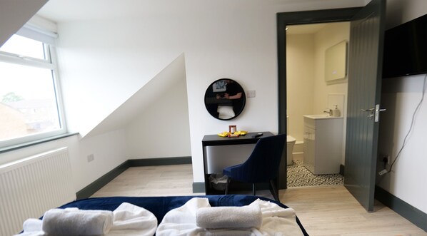 1 habitación, tabla de planchar con plancha, wifi y ropa de cama 